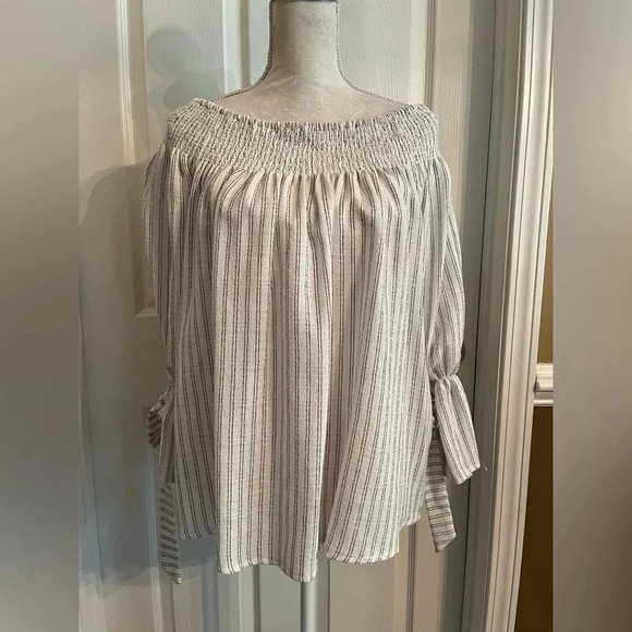 Boutique Boho Grey striped off shoulder blouse. Size Medium - Picture 6 of 12